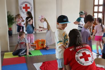 Piątki z pierwszą pomocą w Centrum Integracji PCK w Wieluniu. Ostatnio odwiedzili je uczniowie Szkoły Podstawowej nr 4