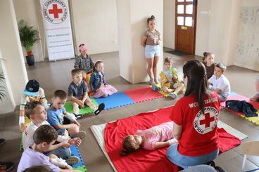 Piątki z pierwszą pomocą w Centrum Integracji PCK w Wieluniu. Ostatnio odwiedzili je uczniowie Szkoły Podstawowej nr 4