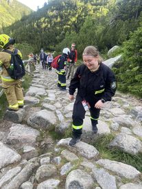 Weszli na Śnieżkę w pełnym umundurowaniu. Strażacy zachęcają w ten sposób do oddawania szpiku kostnego