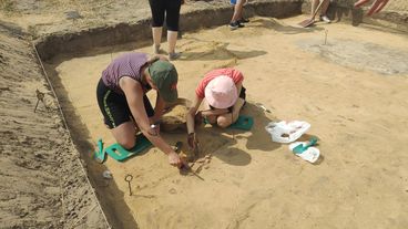 Kolejny sezon prac archeologicznych w Dąbrowie rozpoczęty