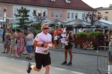 Nie udało się rok temu, tym razem Michał Bator już triumfował w Wieluńskim Biegu Pokoju i Pojednania. Agnieszka Kuzyk najlepsza wśród pań