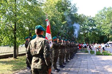 Konopnica: Dzień Patrona Szkoły Podstawowej z udziałem Orkiestry Wojskowej z Warszawy i Kompanii Honorowej 15 Sieradzkiej Brygady Wsparcia Dowodzenia