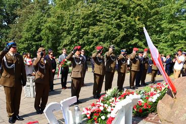 Konopnica: Dzień Patrona Szkoły Podstawowej z udziałem Orkiestry Wojskowej z Warszawy i Kompanii Honorowej 15 Sieradzkiej Brygady Wsparcia Dowodzenia