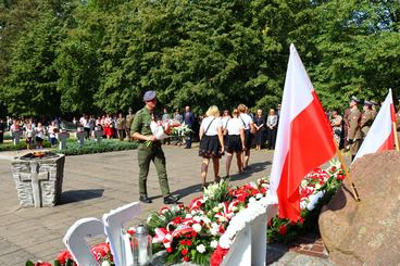 Konopnica: Dzień Patrona Szkoły Podstawowej z udziałem Orkiestry Wojskowej z Warszawy i Kompanii Honorowej 15 Sieradzkiej Brygady Wsparcia Dowodzenia