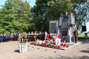 Konopnica: Dzień Patrona Szkoły Podstawowej z udziałem Orkiestry Wojskowej z Warszawy i Kompanii Honorowej 15 Sieradzkiej Brygady Wsparcia Dowodzenia