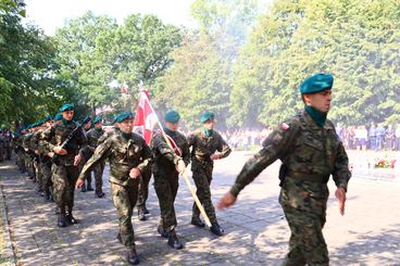 Konopnica: Dzień Patrona Szkoły Podstawowej z udziałem Orkiestry Wojskowej z Warszawy i Kompanii Honorowej 15 Sieradzkiej Brygady Wsparcia Dowodzenia