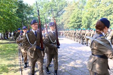 Konopnica: Dzień Patrona Szkoły Podstawowej z udziałem Orkiestry Wojskowej z Warszawy i Kompanii Honorowej 15 Sieradzkiej Brygady Wsparcia Dowodzenia