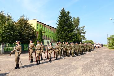 Konopnica: Dzień Patrona Szkoły Podstawowej z udziałem Orkiestry Wojskowej z Warszawy i Kompanii Honorowej 15 Sieradzkiej Brygady Wsparcia Dowodzenia