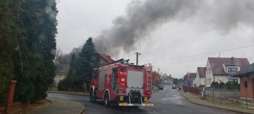 Pożar w Działoszynie – palił się dom i budynek gospodarczy, ucierpiał właściciel