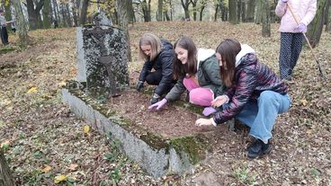 Uczniowie ze Skrzynna sprzątali cmentarz ewangelicki w Dobroszynach