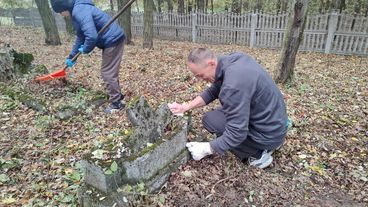 Uczniowie ze Skrzynna sprzątali cmentarz ewangelicki w Dobroszynach