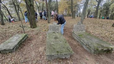 Uczniowie ze Skrzynna sprzątali cmentarz ewangelicki w Dobroszynach