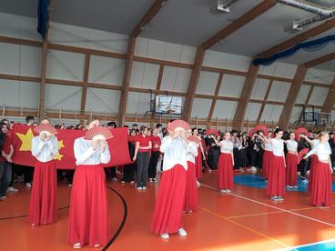 Global Gala w Zespole Szkół nr 1. To podróż dookoła świata w rytm muzyki, pięknych strojów i potraw